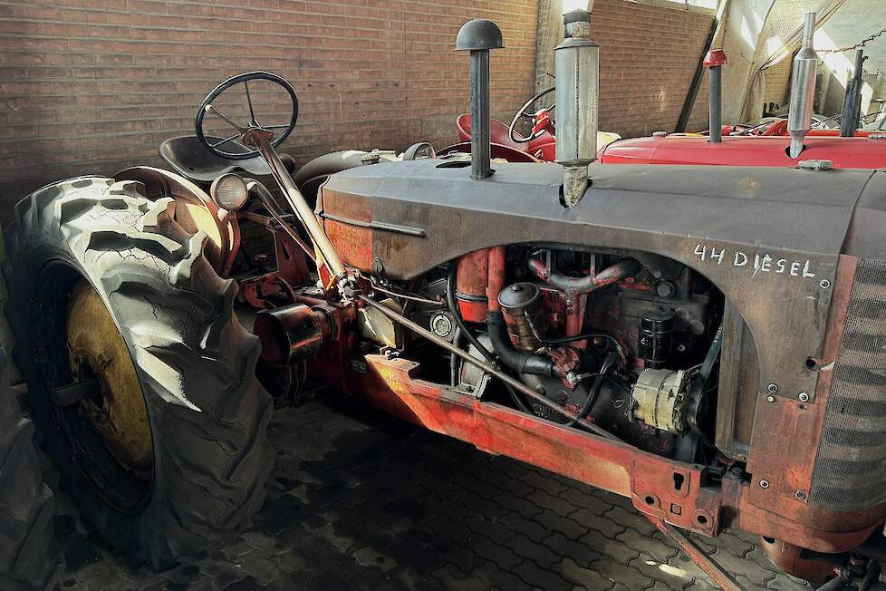 De Massey-Harris 44D ziet er nog precies zo uit als toen Meiny hem kocht bij een handelaar die de trekker uit Amerika had geïmporteerd.
