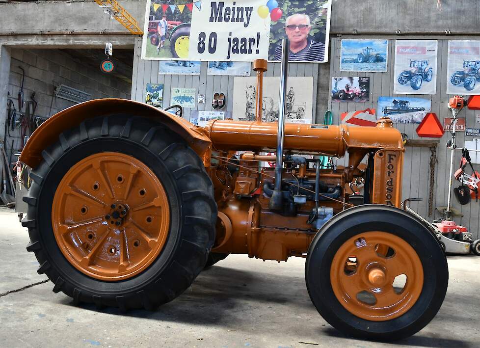 Deze Fordson N is van 1938. Meiny heeft hem zelf gereviseerd en gerestaureerd. Het spuitwerk is door een vriend gedaan.
