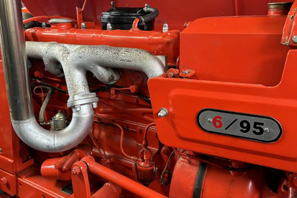 Nuffield zelf heeft nooit een 6/95 gebouwd. De trekker is dan ook origineel geleverd als een 4/65 waar achteraf een 6-cilinder motor in is gebouwd. Die motor is een BMC-scheepsmotor.