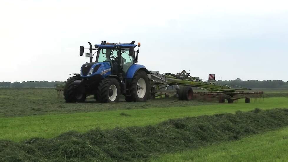 OP HOOIEN MET EEN NEW HOLLAND T 7.165.S CLAAS LINER 3000