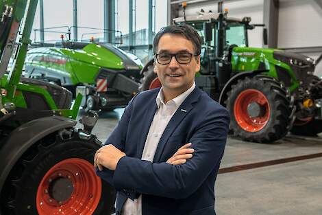 "De Fendt 620 Vario heeft alles wat landbouwers nodig hebben: compacte afmetingen, grote wendbaarheid, efficiëntie en een bijzonder laag dieselverbruik. In zijn prestatieklasse haalt de Fendt 620 Vario het laagst gemeten dieselverbruik - zowel voor veldwe