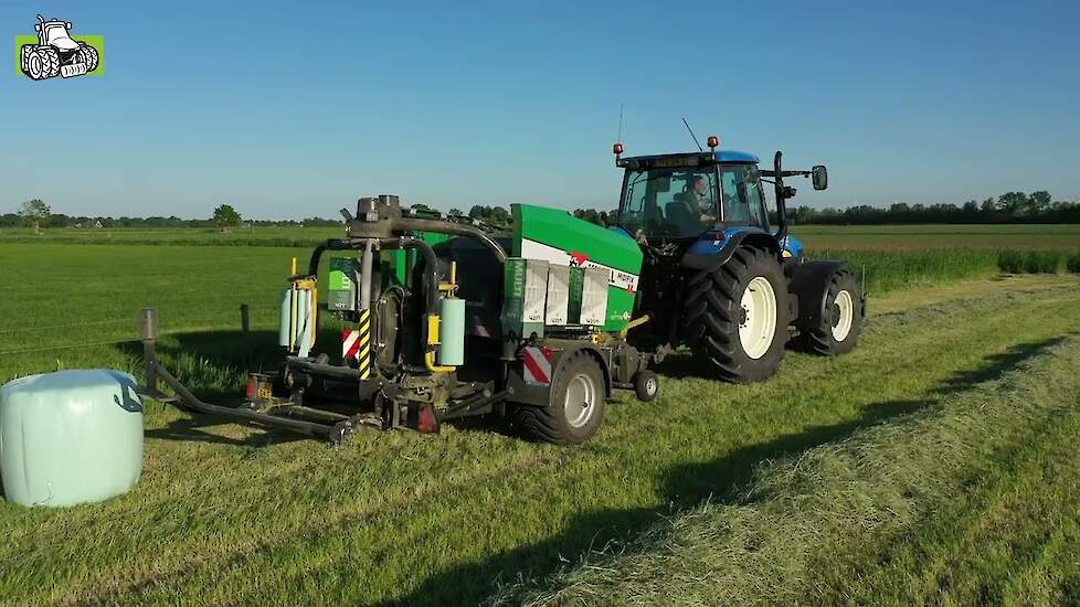 Knoll MidiFix II balenpers van Bennie Woltering Midi Loonwerk aan het minibalen maken