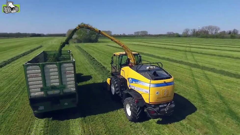 New Holland FR 700 in het voorjaarsgras