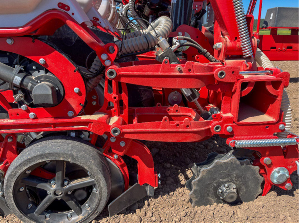 Dubbelwerkende hydraulische GEOFORCE cilinder gemonteerd in het parallellogram van de zaairij
