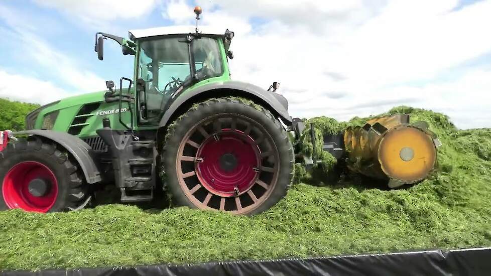 EERSTE SNEE GRAAS 2025 GRAS KUIL VAST RIJDEN FENDT 826 MET MAMMUT KUILVERDELER