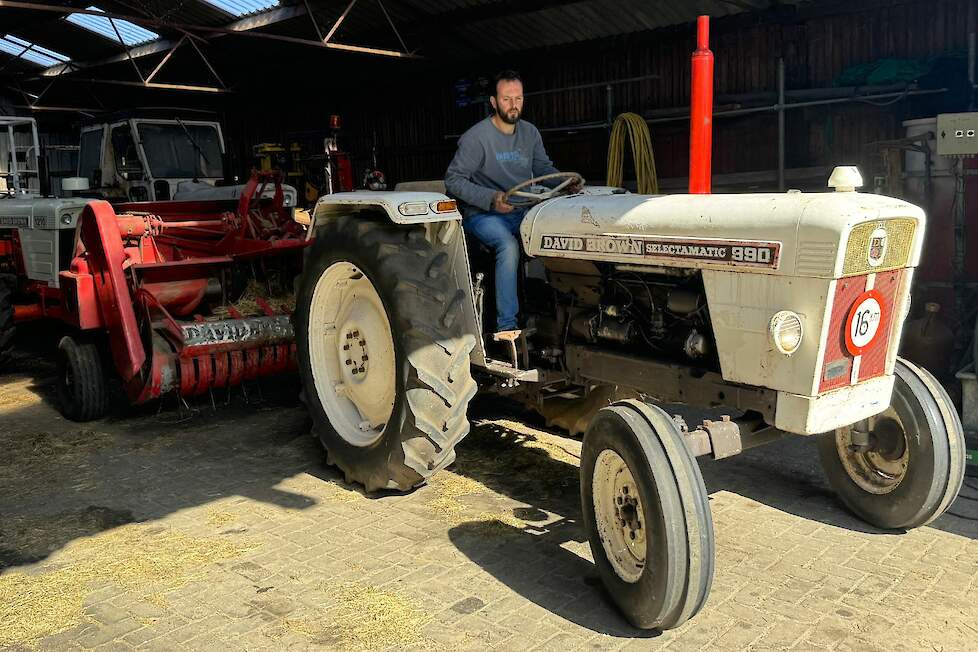 Martijn Flonk rijdt de David Brown 990 naar buiten. De trekker is in 1973 door zijn opa tweede hands gekocht.