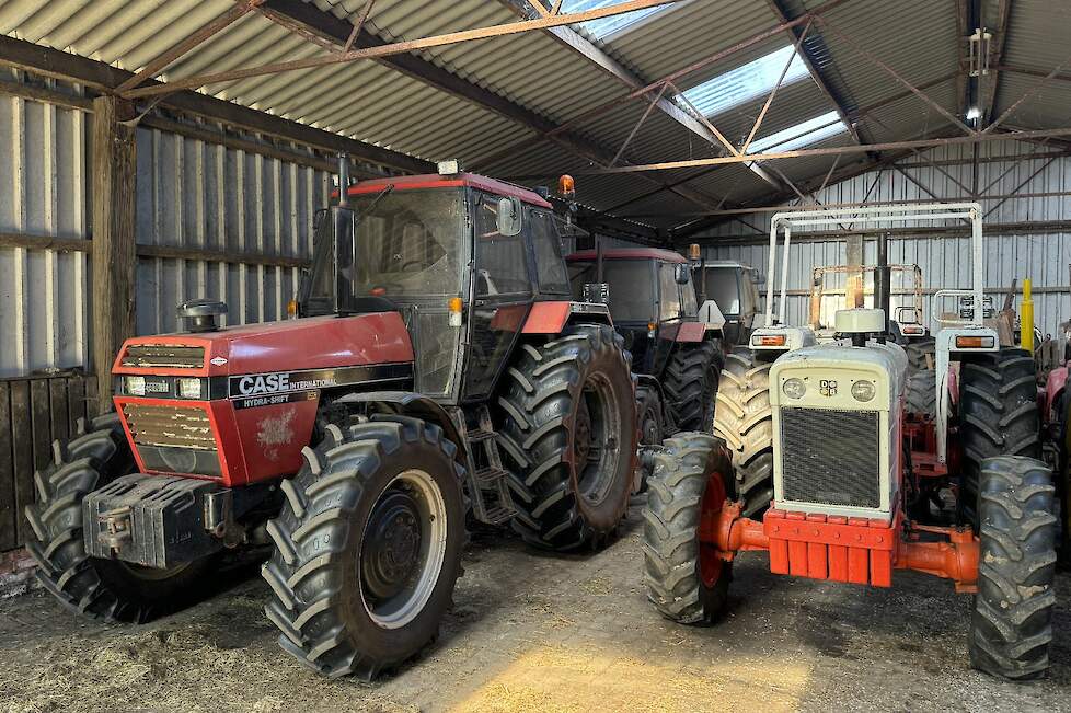 De witte David Brown rechts is een 1210 met een vooras van Carraro, de Case International links is een 1594 met eveneens een Carraro-vooras.