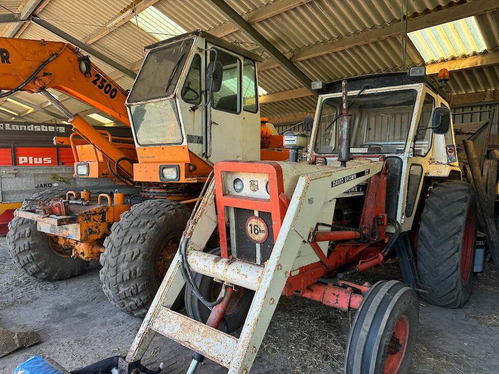 Deze David Brown 1210 was de laatste trekker die Martijns vader heeft gekocht. Vermeldenswaard is dat de voorlader dubbelwerkende cilinders heeft waardoor er ook mee geduwd kan worden.