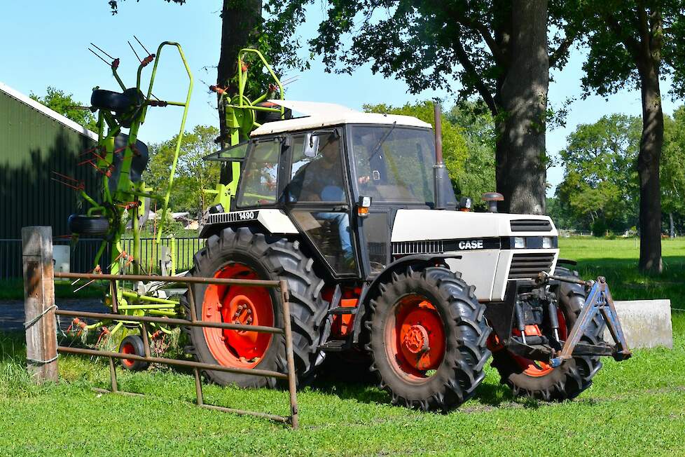 Deze David Brown 1210 was de laatste trekker die Martijns vader heeft gekocht. Vermeldenswaard is dat de voorlader dubbelwerkende cilinders heeft waardoor er ook mee geduwd kan worden.