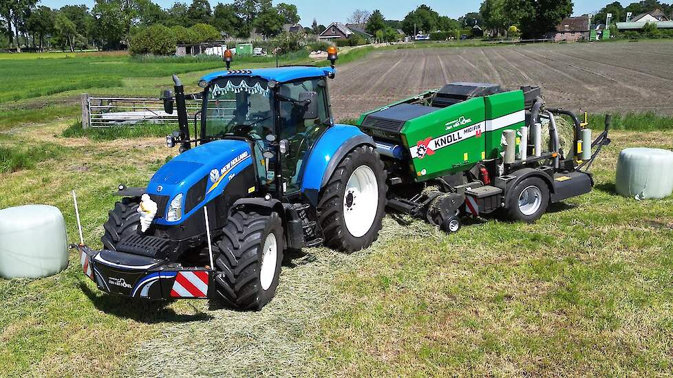 Balen Persen en Wikkelen | New Holland T5.115 + Knoll MidiFix II | Jan van Norel | 2025