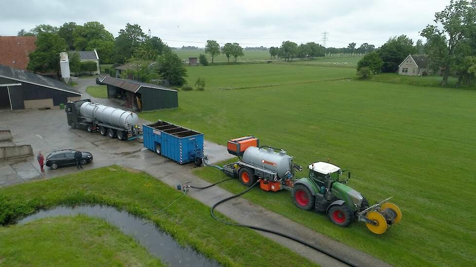 Sleepslangbemesten in Akkrum, Friesland - Loon-Grondverzetbedrijf Nauta Grou BV.
