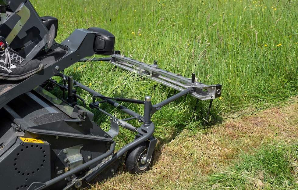 Met de insectenverjager InsectGuard, die vóór de maaier is gemonteerd, wordt de vermindering van het aantal insecten bij het maaien van weiden en grasbermen aanzienlijk teruggebracht.