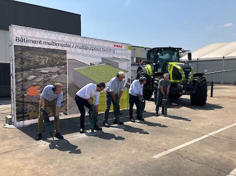 Bij de openingsceremonie in Le Mans (vanaf links): Etienne Bourasseau (Site Manager Le Mans / Vice President Manufacturing), Thomas Spiering (CLAAS Chief Operating Officer (COO)), Stéphane Le Foll (Burgemeester van Le Mans), Gilbert Autret (Architect) e