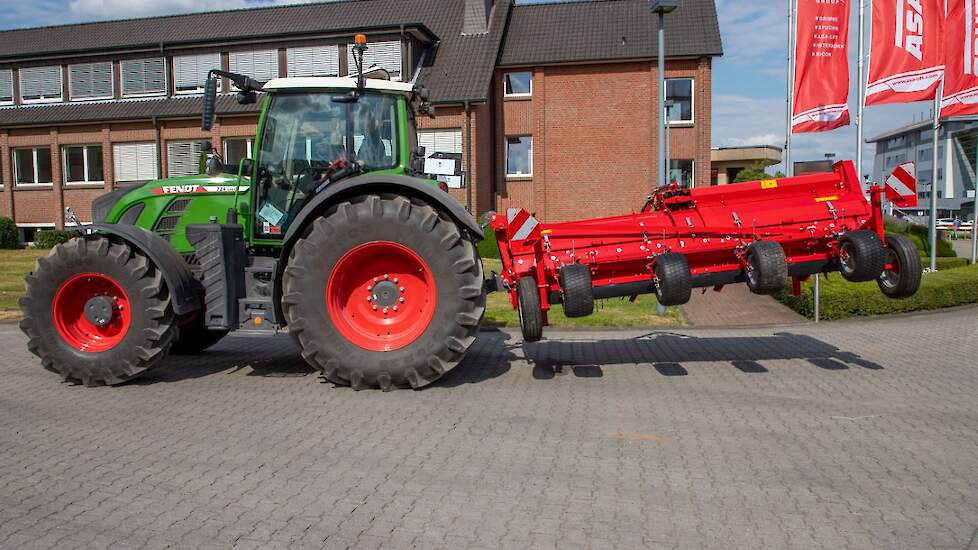 In vergelijking met gebruikelijke systemen is geen dissel en het niet hoeven omsteken van steunwielen meer nodig.