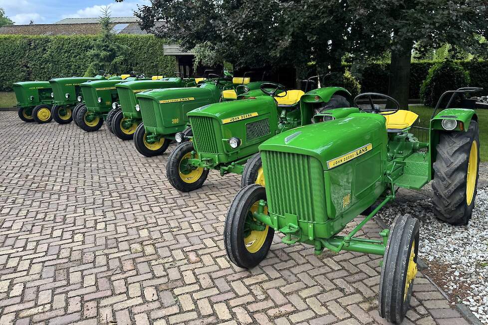 Het rijtje van de andere kant af gefotografeerd, te beginnen bij de kleine John Deere Lanz 100.