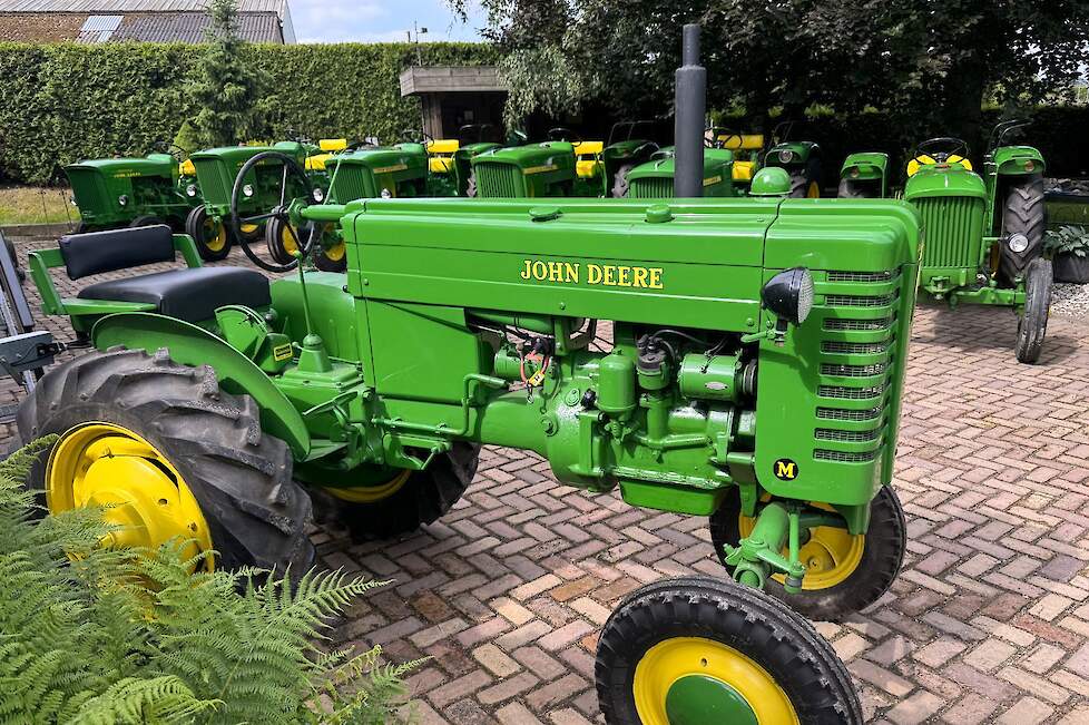 De John Deere M is van 1947 en daarmee veruit de oudste John Deere uit de collectie. Het is een echte Amerikaanse John Deere met 2-cilinder benzinemotor.