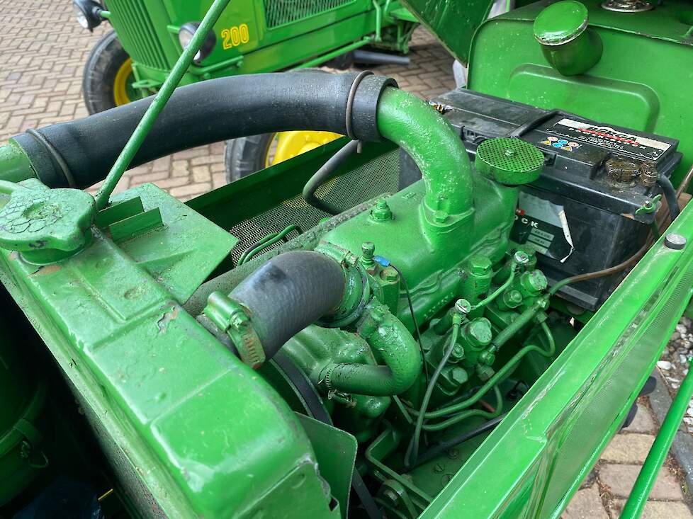 Onder de motorkap van de John Deere Lanz 100 ligt een 2-cilinder diesel met een vermogen van 18 pk. De 200 had ook een 2-cilinder motor maar dan met een iets grotere boring en een vermogen van 25 pk.