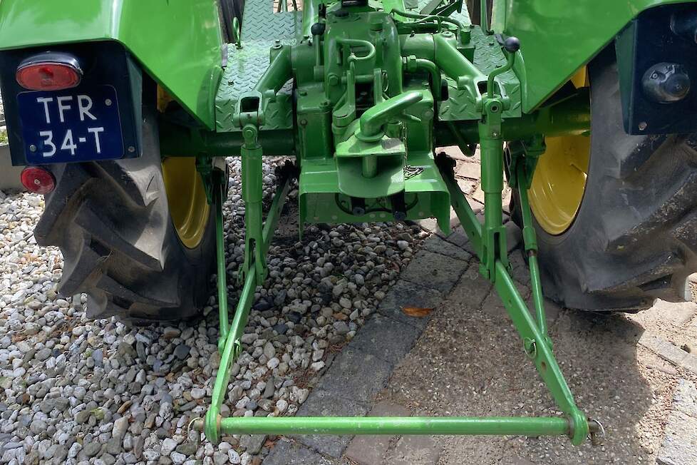 De achterkant van de John Deere Lanz 100 met onder meer de dubbele aftakas en een trekhaak die weg te klappen is.