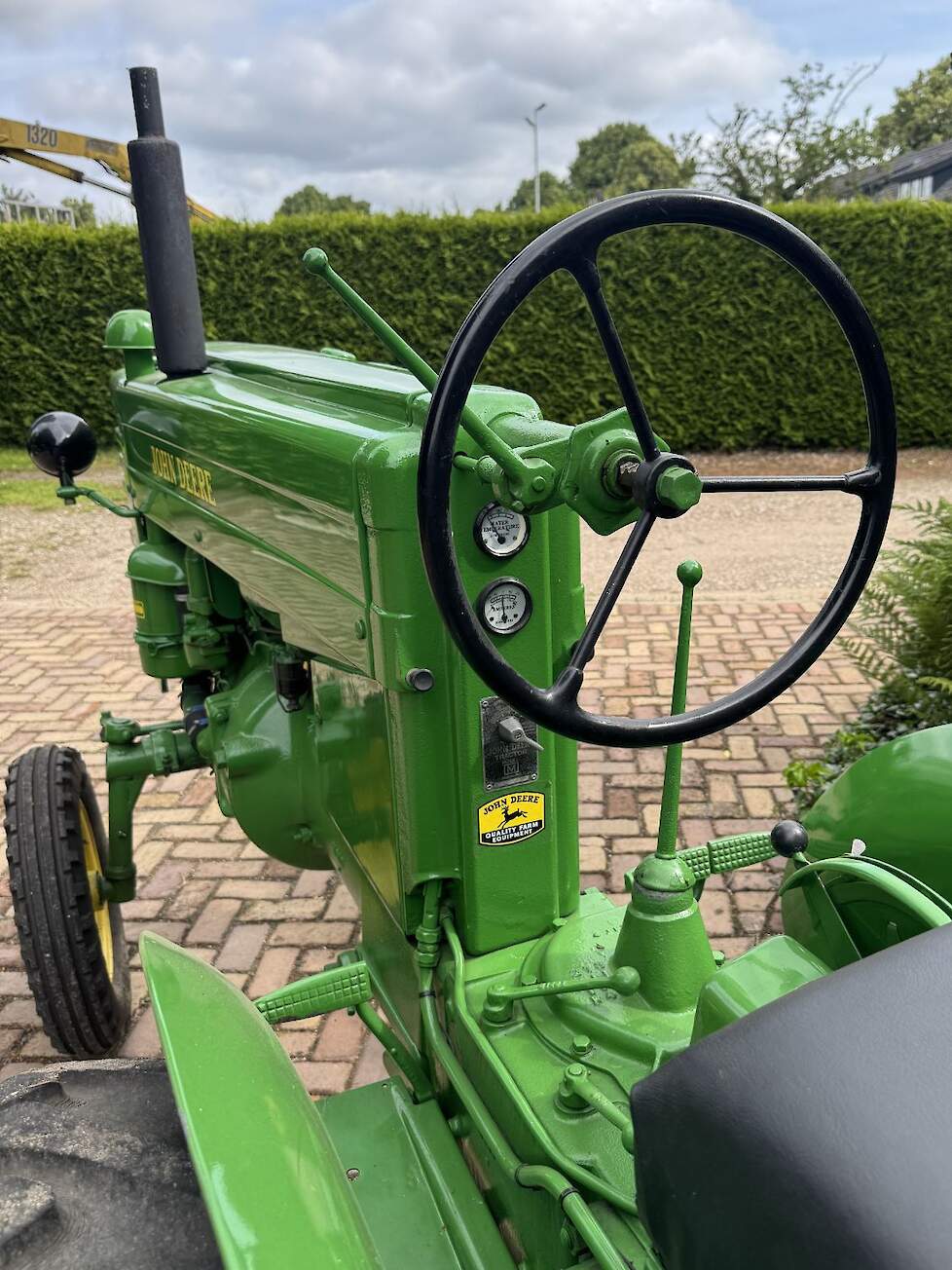 Typerend voor de John Deere M is de smalle hoge opbouw en de staande lay-out van het dashboard.