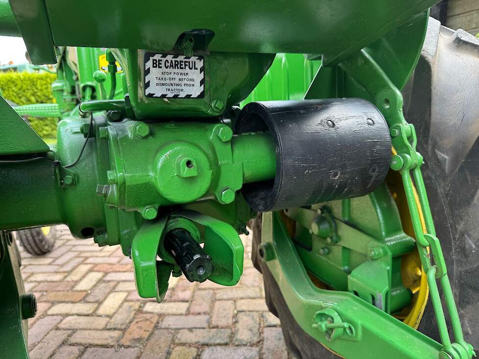 Nog een ander detail bij de John Deere M is dat de aftakas in een soort doosje zit. Rechtsboven de aftakas zien we een poelie.