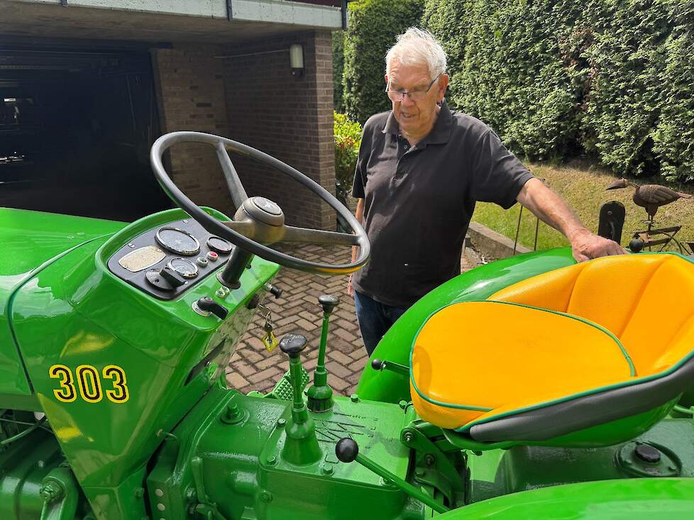 De bestuurdersplek van de John Deere 303 met onder meer de poken voor de versnellingsbak en groepenschakeling. De bak is nog ontworpen door de ingenieurs van Lanz-Bulldog.