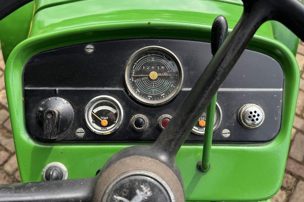 Het dashboard van de 100-serie met onder meer de toerenteller en naast het stuur de hendel voor het handgas,
