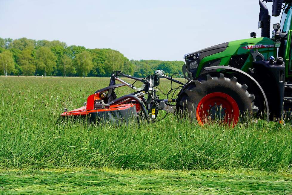 Het compacte ontwerp kan nu eenvoudig worden aangekoppeld aan de hefinrichting van de tractor zonder dat er een extra accordbok nodig is. Bij de vorige modellen was wel een accordbok nodig.