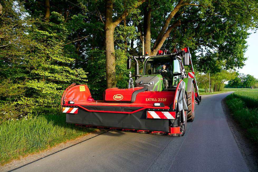 Hydraulisch inklapbare zijkappen voor eenvoudig switchen van werk- naar transportstand zijn als optie verkrijgbaar.