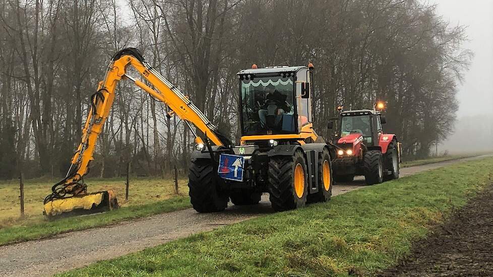 Herder One en Massey Ferguson 7480 aan het klepelen