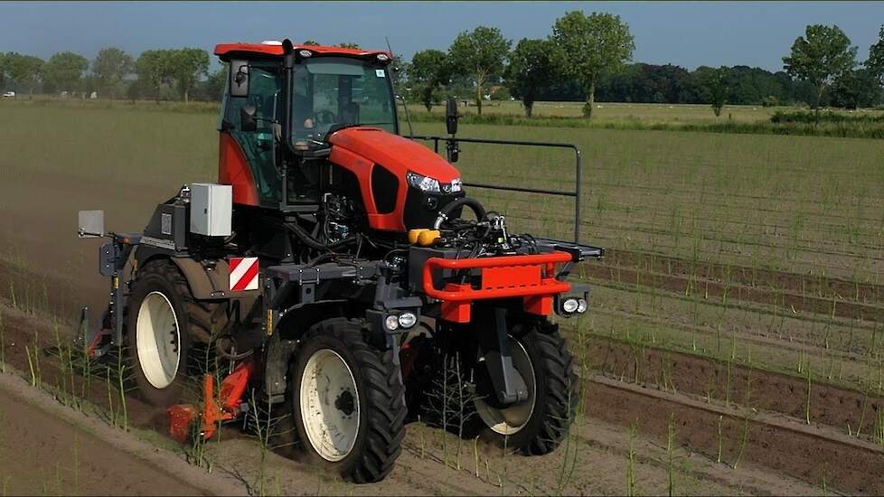 Kubota portaaltrekker op maat helpt Geurts-Pouwels bij duurzame aspergeteelt
