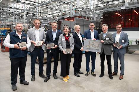 Officiële opening met eregasten uit de politiek (van links naar rechts): Yaman Muammer (ondernemingsraad), Simon Krieter (projectleiding), Gerhard Freitag (bedrijfsleiding), Sabine Dopheide (burgemeester Harsewinkel), Dr. Patrick Claas, Thomas Spiering (
