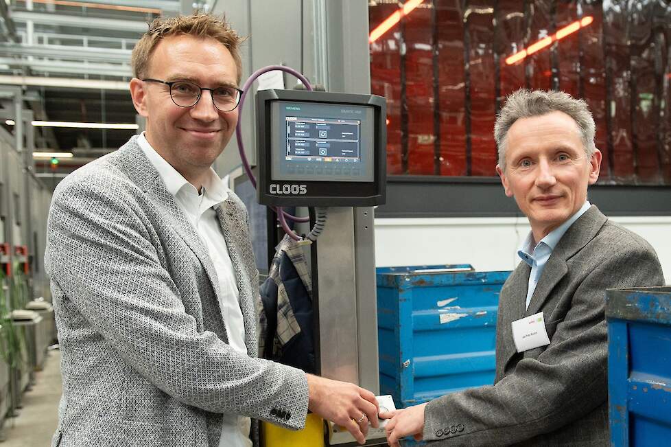 Simon Krieter (links) en Jan-Peter Bluhm nemen een van de nieuwe lasinstallaties in bedrijf.