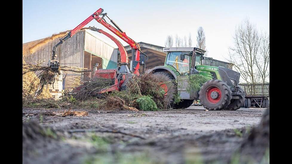 Serious wood chipping power!Watch our Ufkes chipper teamed up with the mighty Fendt 930.