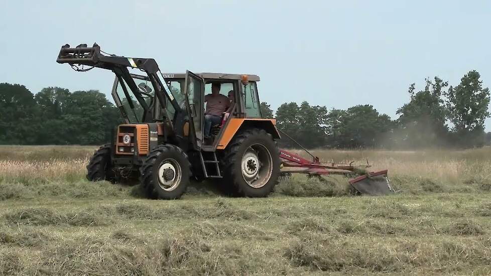 HOOI PERSEN KLEINE PAKJES MET EEN MB TRAC 800 EN EEN MASSEY FERGUSON 20-8- BALLEN PERS