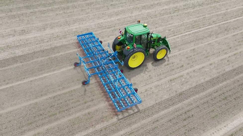Lemken Thulit precisie-wiedeg in actie op perceel met uien in Groningen