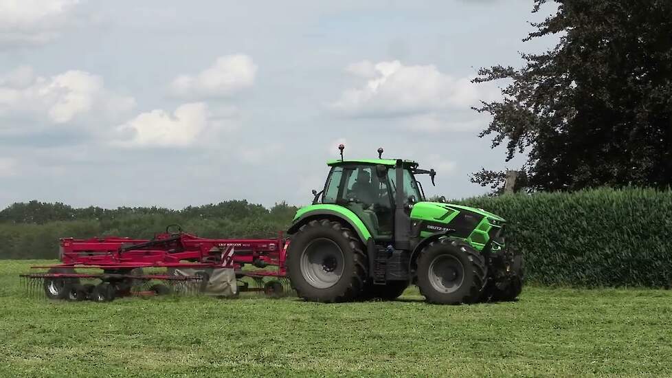 ophooien van luzerne met deutz-fahr met lely hibiscus 855 cd