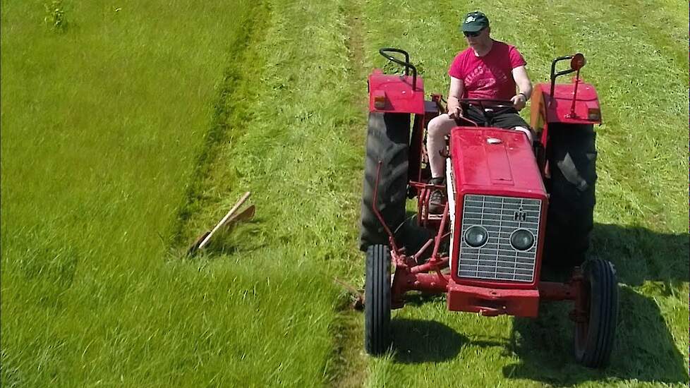 Ouderwets maaien met MC Cormick International D322 en D323