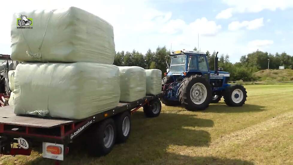 Ford TW 20 in het balen transport Buurman en Buurman