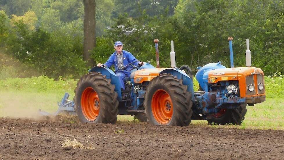 Classic tractor plowing demo  Doe Triple D, Ford 7000, Ford 7810 - vintage farming at its best!