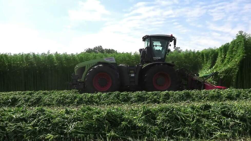 hennep maaien met een claas 4000 xerion van agro dun 2025