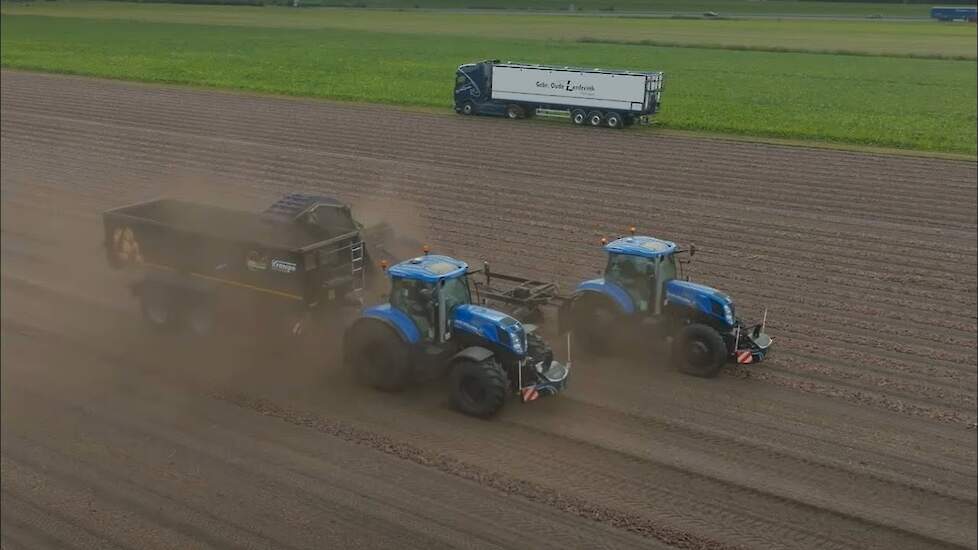 Volle bakken, hoge snelheid uienladen met Su-Tech-uienlader en New holland