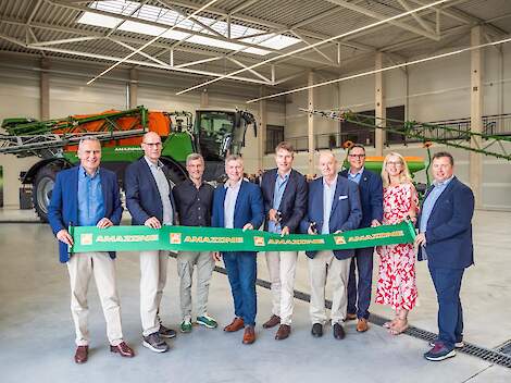 Feestelijke opening van de nieuwe trainingslocatie van de AMAZONE Academy. Personen (van links naar rechts): Andreas Hemeyer (algemeen directeur AMAZONE Groep), Dr. Stephan Evers (algemeen directeur AMAZONE Groep), Dr. Justus Dreyer (voorzitter van de dir