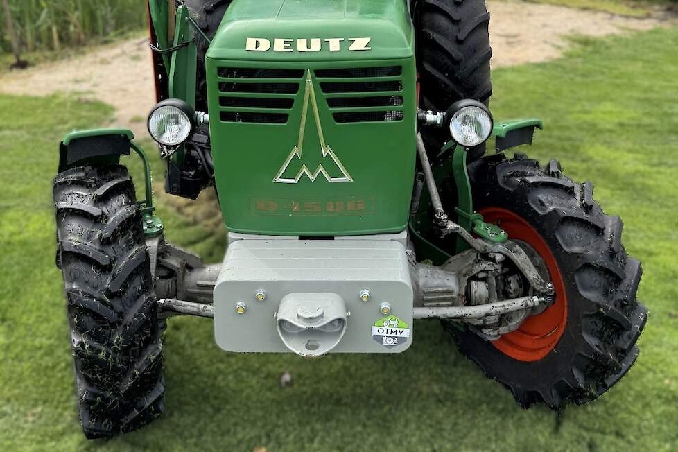De Deutz D4506 is oorspronkelijk nieuw geleverd in Italië. Dat kun je onder meer zien aan de koplampen.