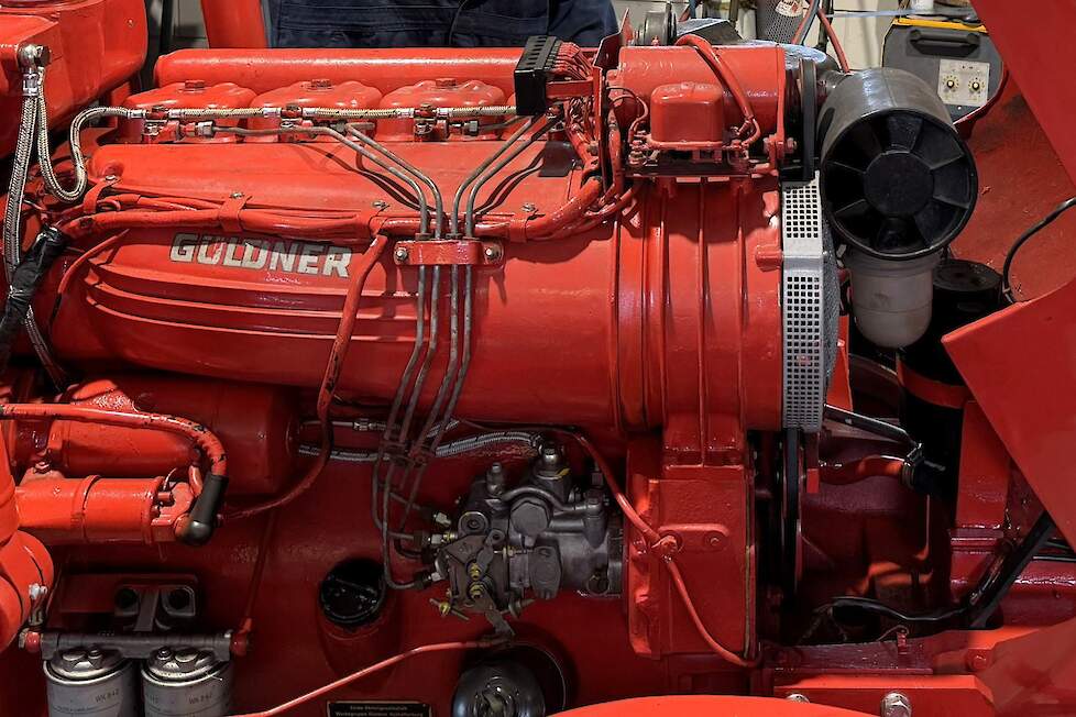 De G45S heeft een 4-cilinder luchtgekoelde dieselmotor.