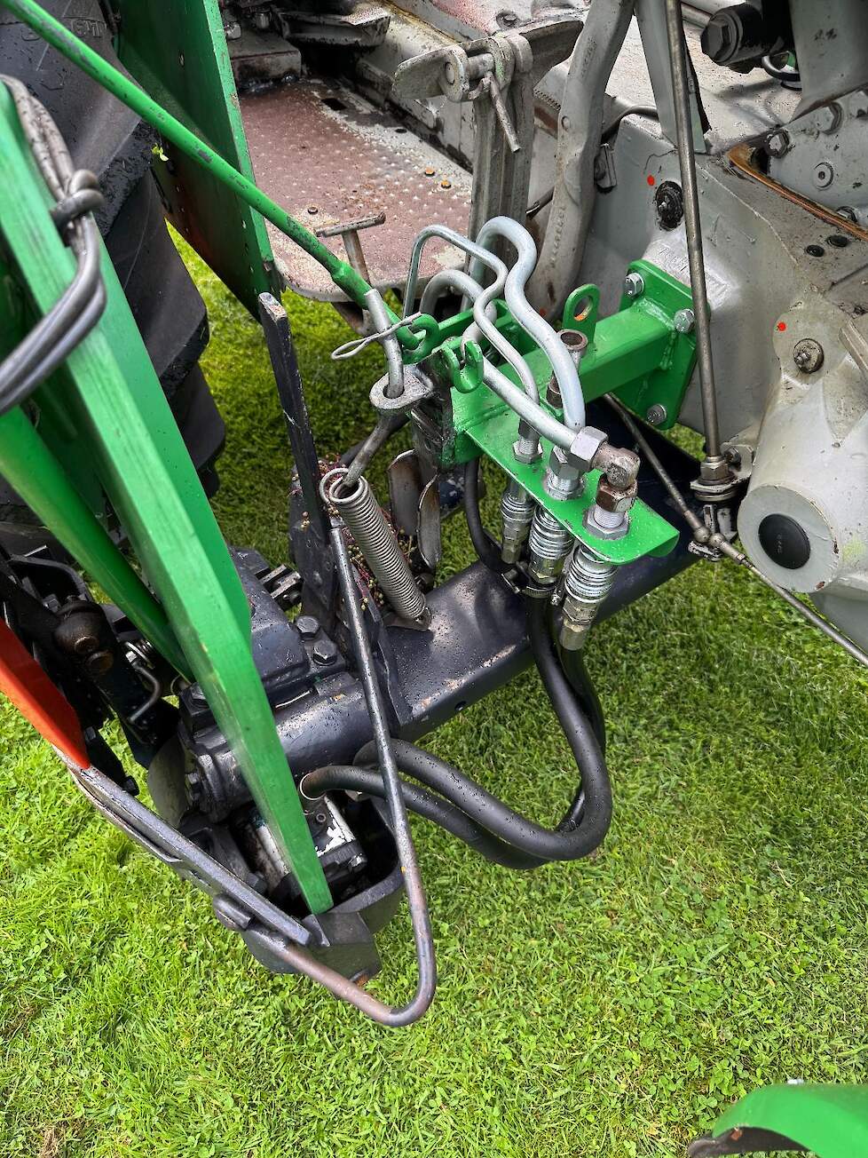 Zoals hier goed is te zien wordt de maaibalk hydraulisch aangedreven