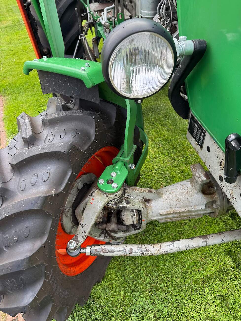 De voorspatborden van de D4506 waren zo ver versleten dat Herman er nieuwe op heeft gezet.