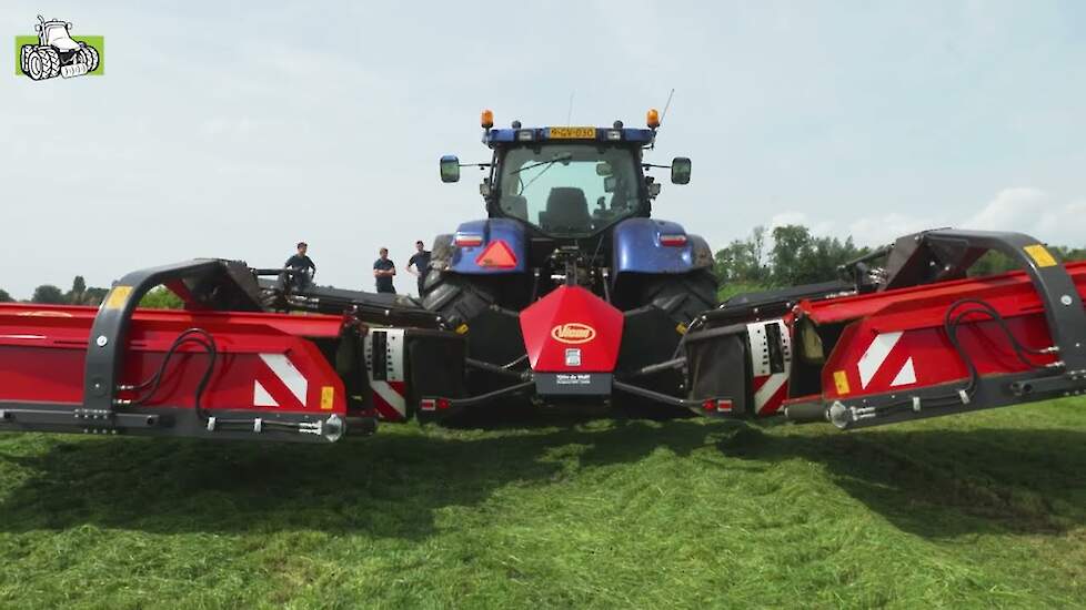 Vicon Extra 787T BX triple maaier en New Holland T7070