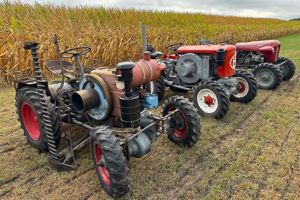 De J15 op de voorgrond en de J20 ernaast hebben beide een Jenbachmotor van respectievelijk 15 en 20 pk.