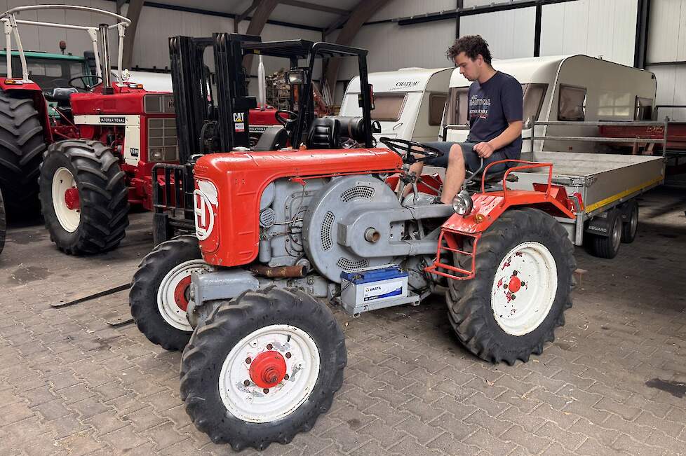 Omdat het binnen wat vol is met ander (oud) spul rijdt Dennis de Lindners een voor een naar buiten.