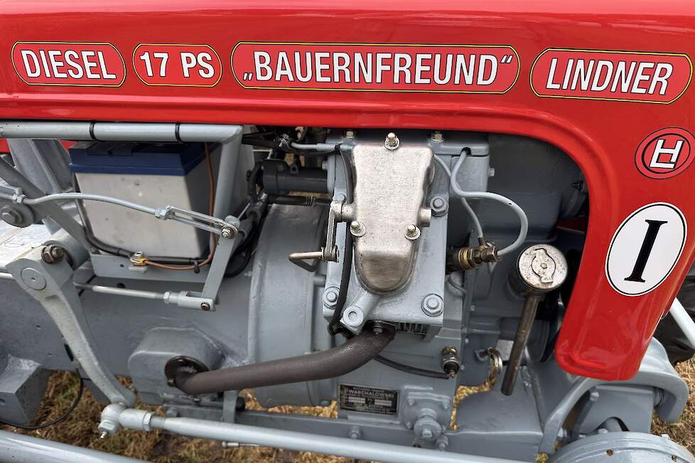De Warschalwoskimotor van de HL17 heeft een V-vorm met cilinders die aan beide kanten uit het motorcompartiment steken.